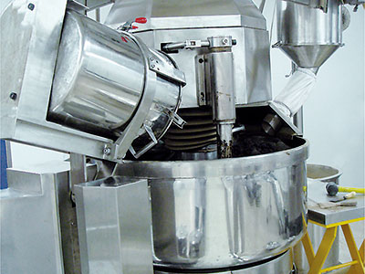 Mixer planetary dengan unit penambahan bahan otomatis